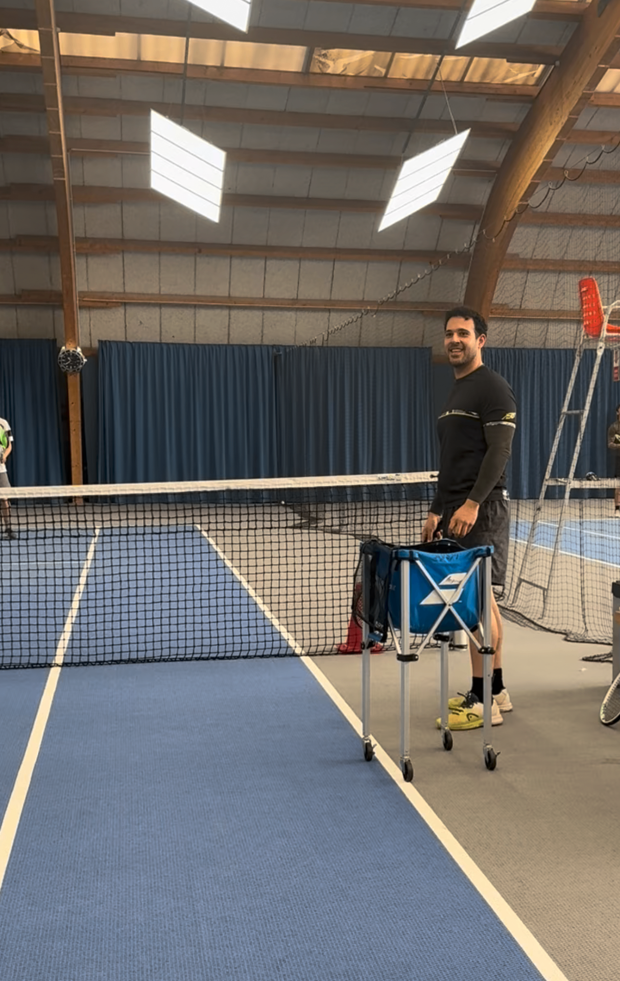 Verdi Poggi beim Aufschlag auf dem Tennisplatz